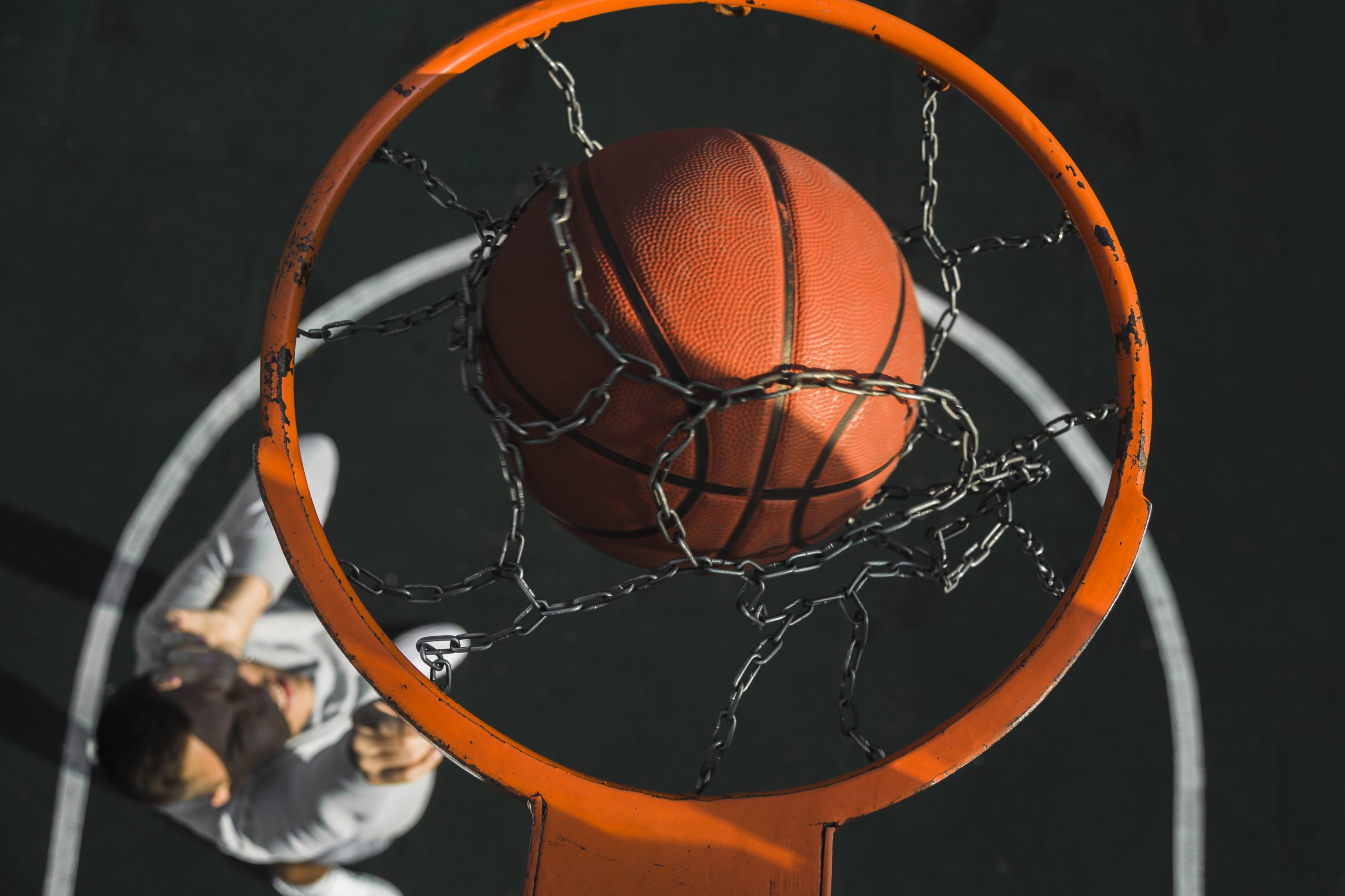 Basketball im Korb