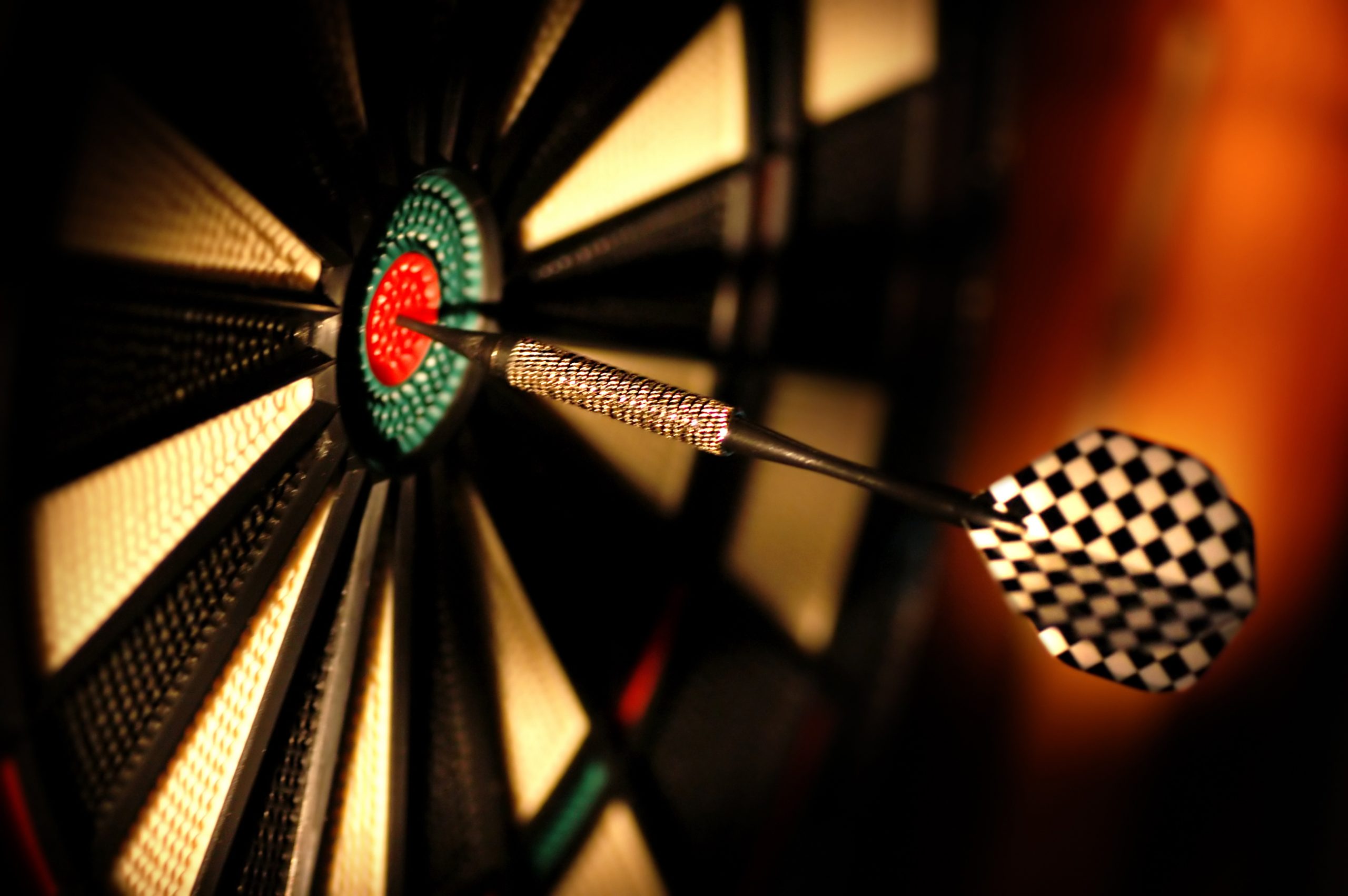 Pfeil in der Mitte einer Dartscheibe
